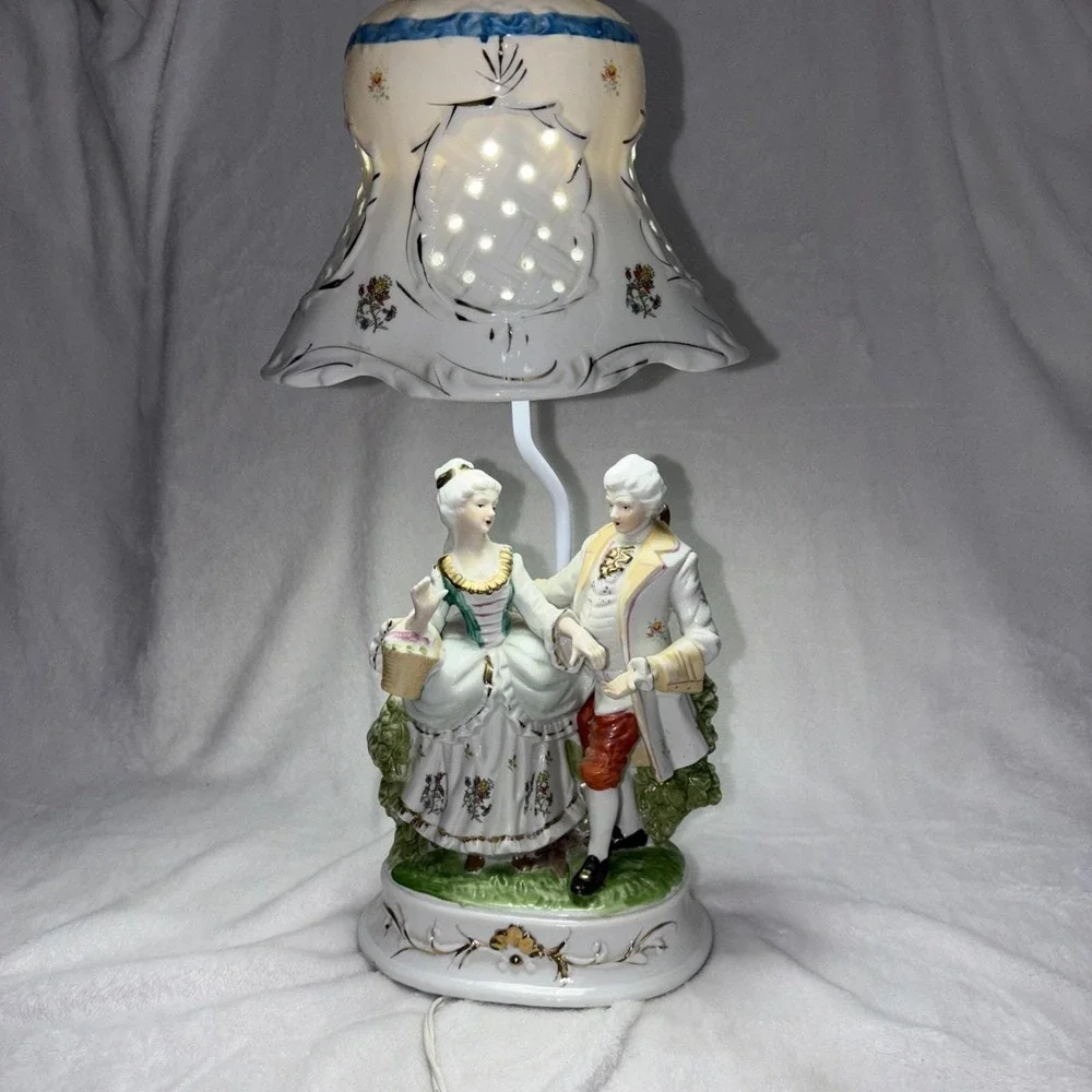 Vintage 70s Porcelain Courting Couple Lamp Lace Style Pierced Shade Works‎ EUC